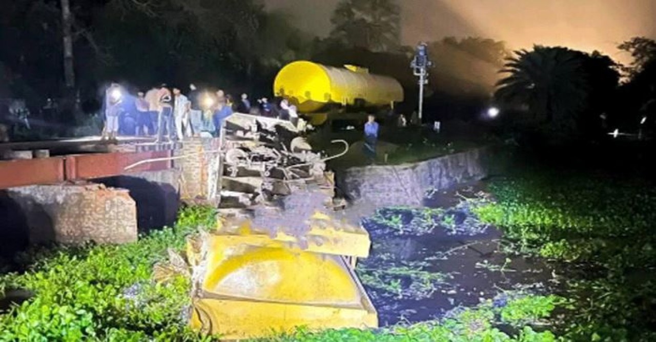 হবিগঞ্জে ট্রেন লাইনচ্যুত : বালতি ভরে তেল নিচ্ছে স্থানীয়রা