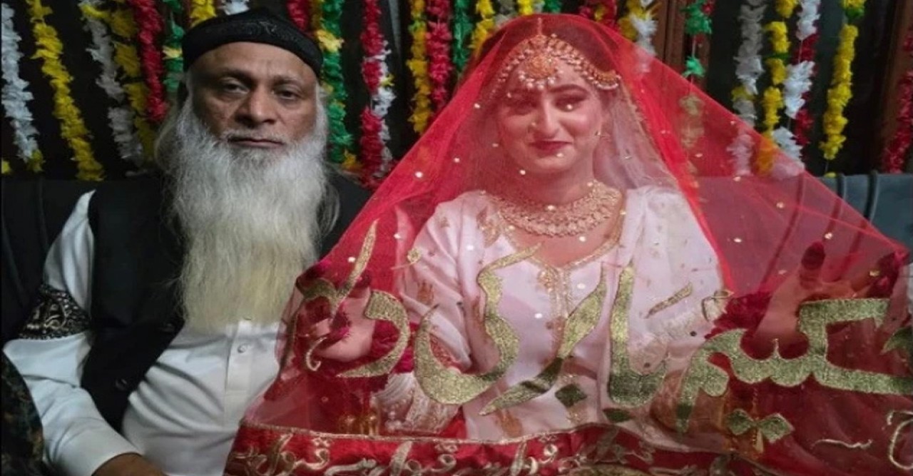 ভালোবেসে ২২ বছরের তরুণীকে বিয়ে ৭০ বছরের বৃদ্ধের