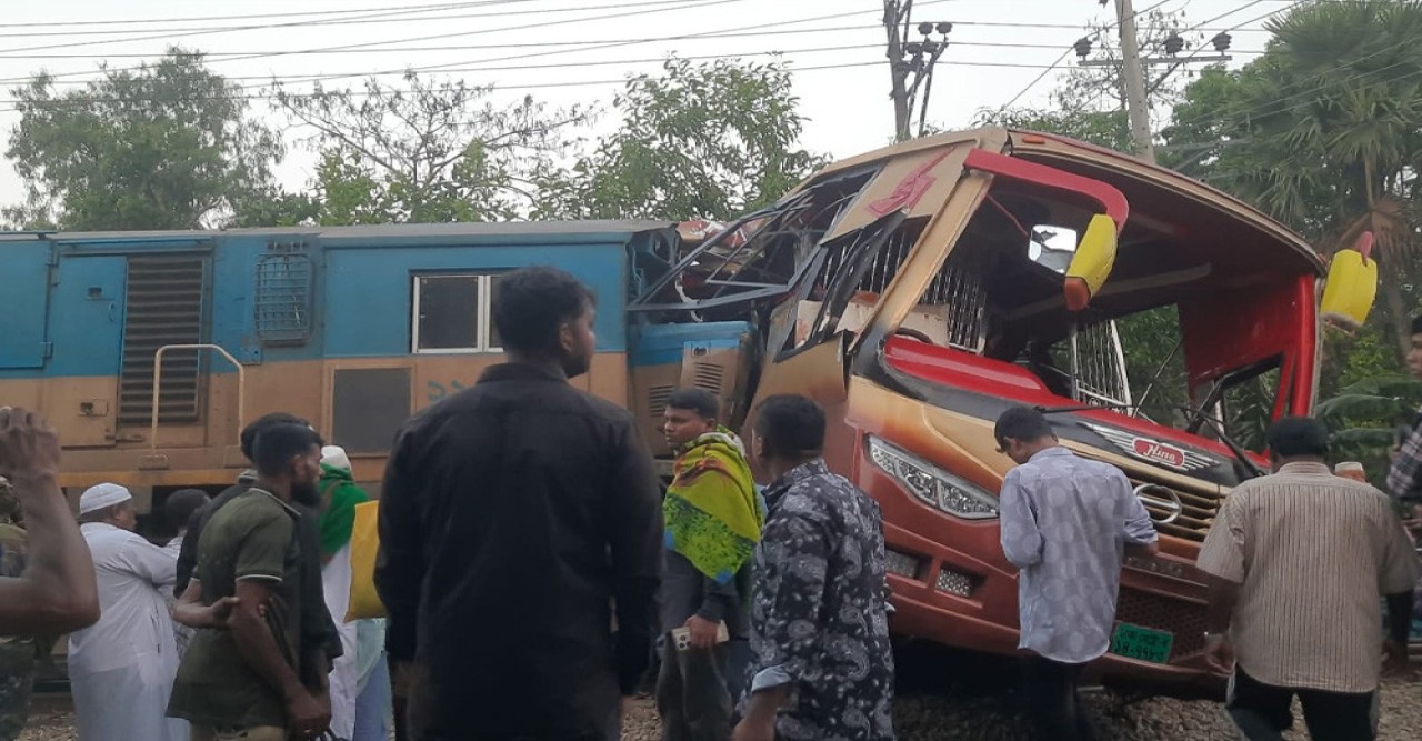কুমিল্লায় বাস-ট্রেন সংঘর্ষে নিহত ১২, আহত অন্তত ১৫