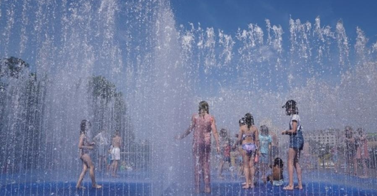 যুক্তরাজ্যে জরুরি প্রয়োজন ছাড়া বাইরে যেতে মানা