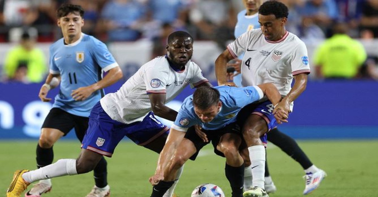 স্বাগতিকদের বিদায় করে কোয়ার্টার ফাইনালে উরুগুয়ে