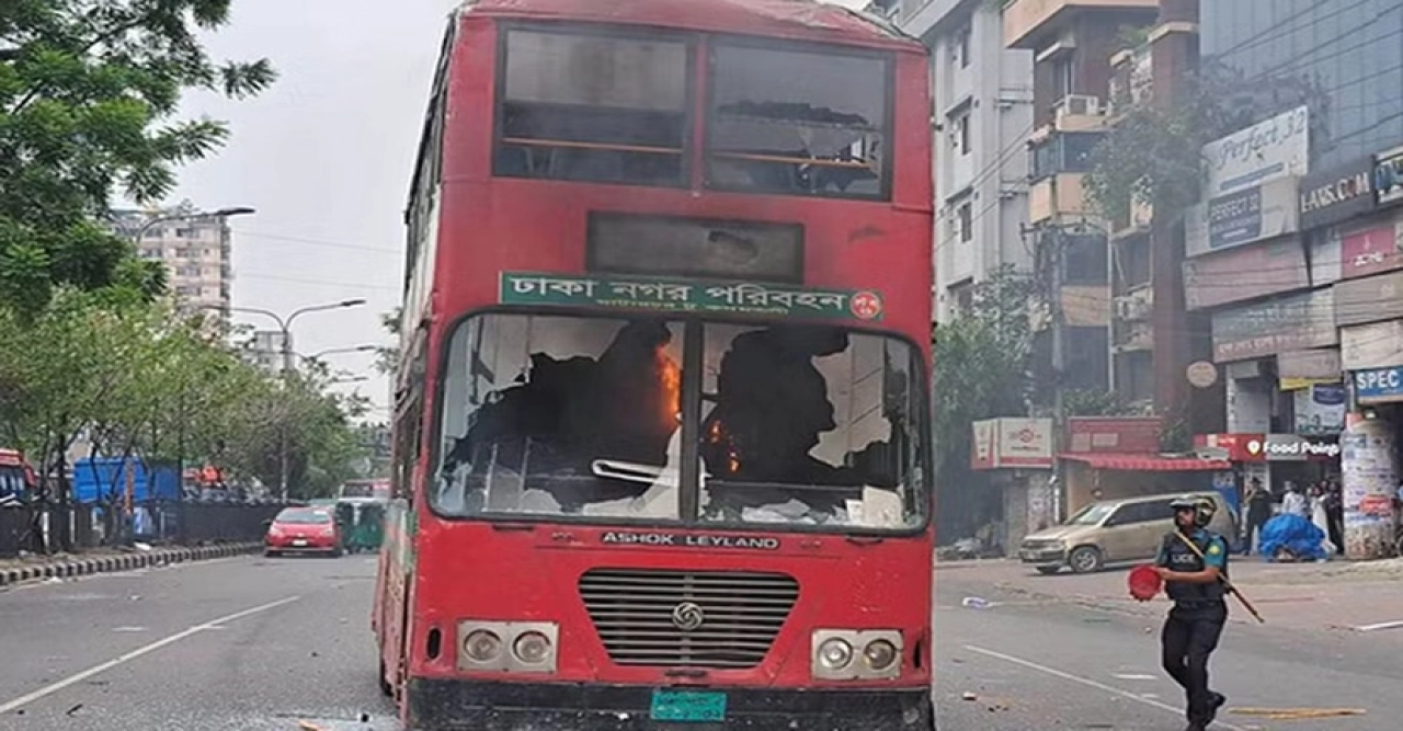 ধানমণ্ডিতে বিআরটিসি বাসে বিএনপির আগুন