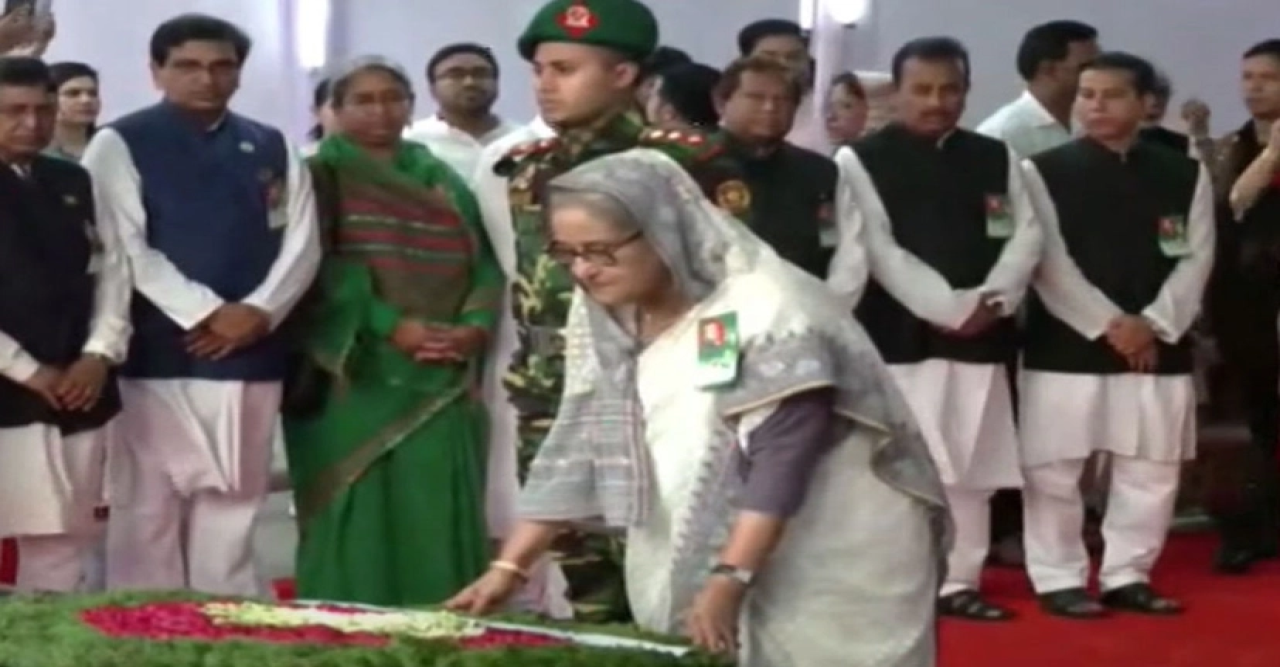 বঙ্গবন্ধুর প্রতিকৃতিতে প্রধানমন্ত্রীর শ্রদ্ধা