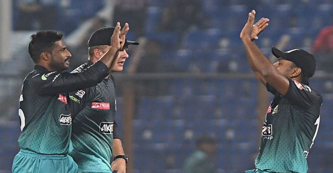 শেষ চারের আশা বাঁচিয়ে রাখল চট্টগ্রাম