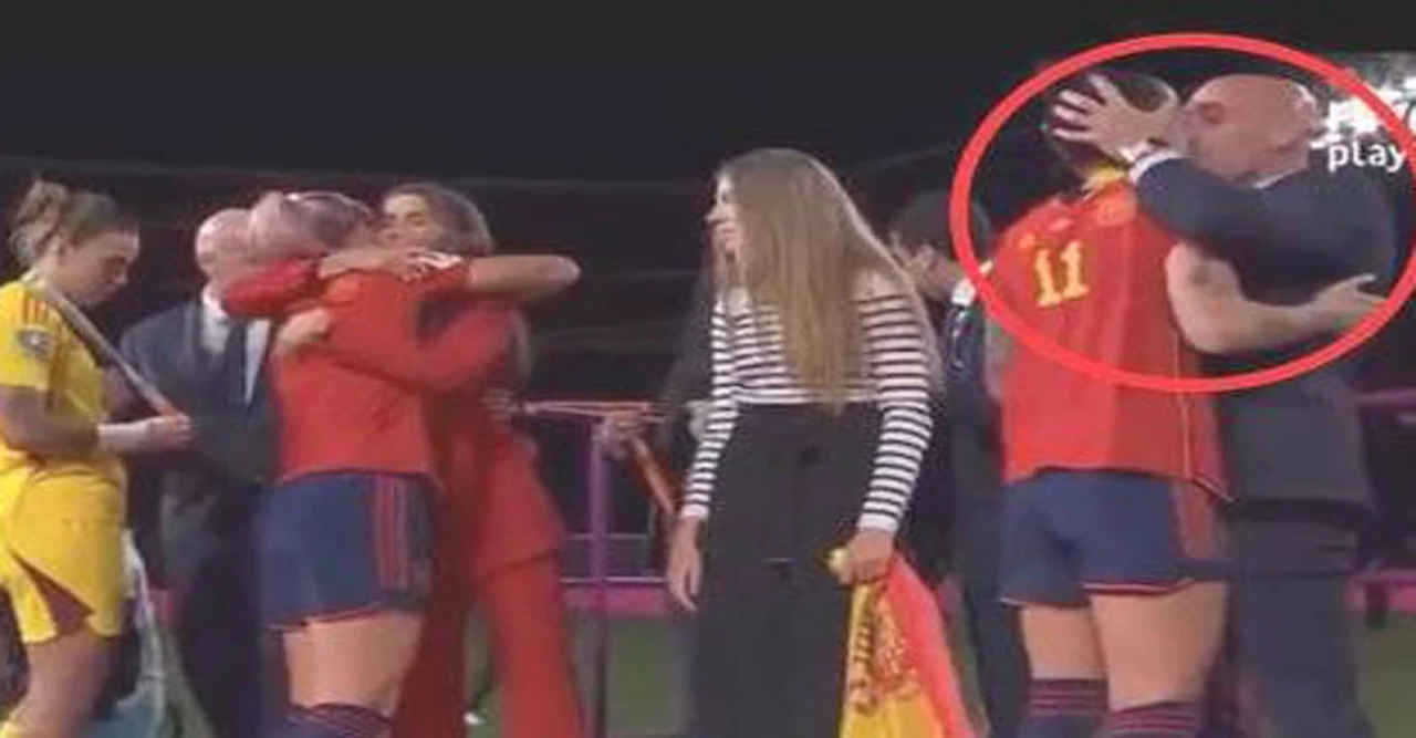বিশ্বকাপ মঞ্চে প্রকাশ্যেই নারী ফুটবলারকে চুমু, খেপেছেন স্পেনের প্রধানমন্ত্রীও