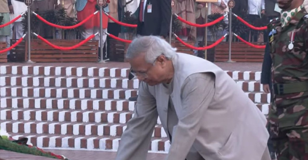 জাতীয় স্মৃতিসৌধে প্রধান উপদেষ্টার শ্রদ্ধা নিবেদন