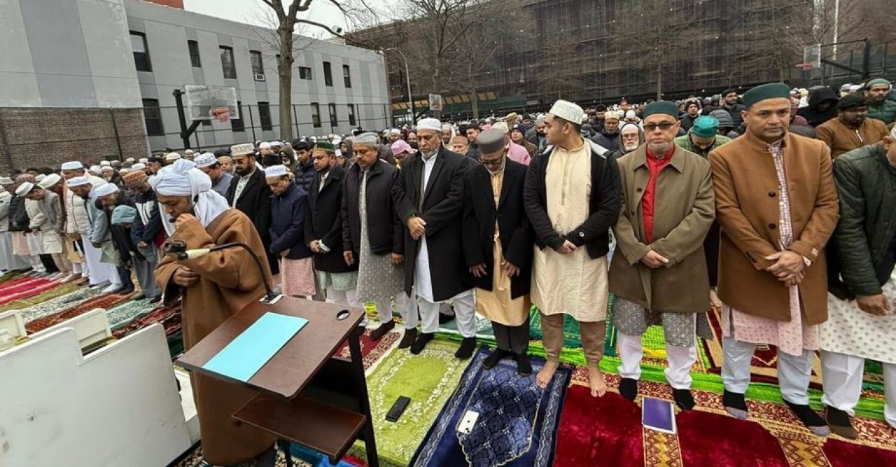 যুক্তরাষ্ট্রে ধর্মীয় উৎসব আমেজে পবিত্র ঈদুল ফিতর উদযাপিত, বাংলাবাজার মসজিদের ব্যবস্থাপনায় খোলা মাঠে ২ জামাত