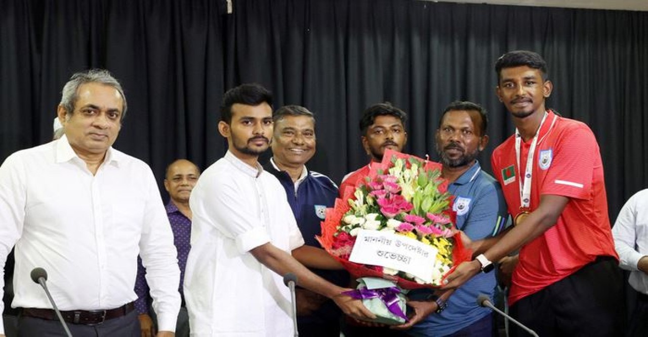 পুরস্কারের অর্থ বন্যার্তদের দিলেন সাফজয়ীরা