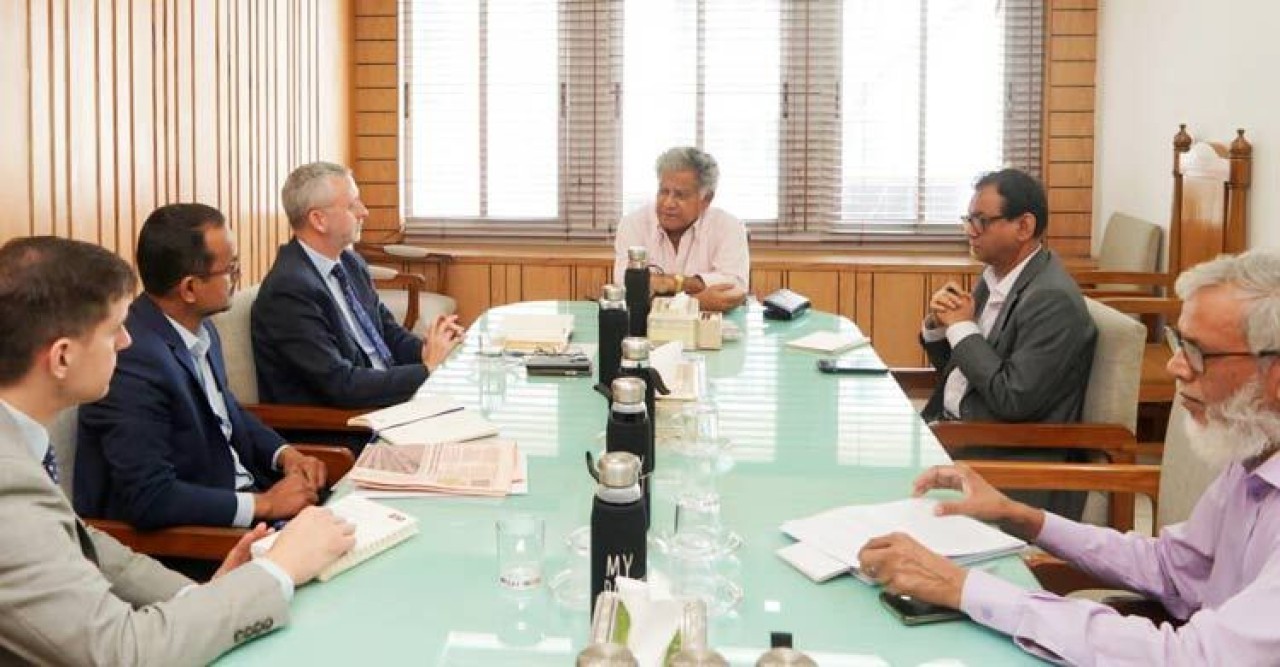 শ্রমিকদের জীবনমান উন্নয়নে সরকার বদ্ধপরিকর: শ্রম উপদেষ্টা