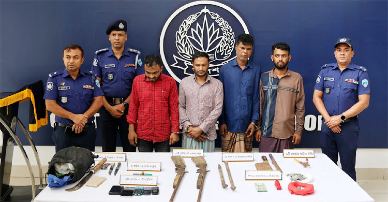 চট্টগ্রামে অস্ত্রসহ চার ডাকাত গ্রেফতার