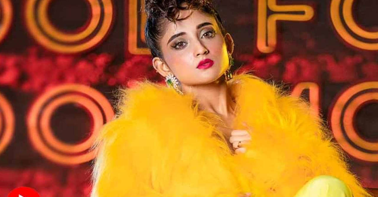 সৌমিতৃষার পোশাকে হাসির রোল