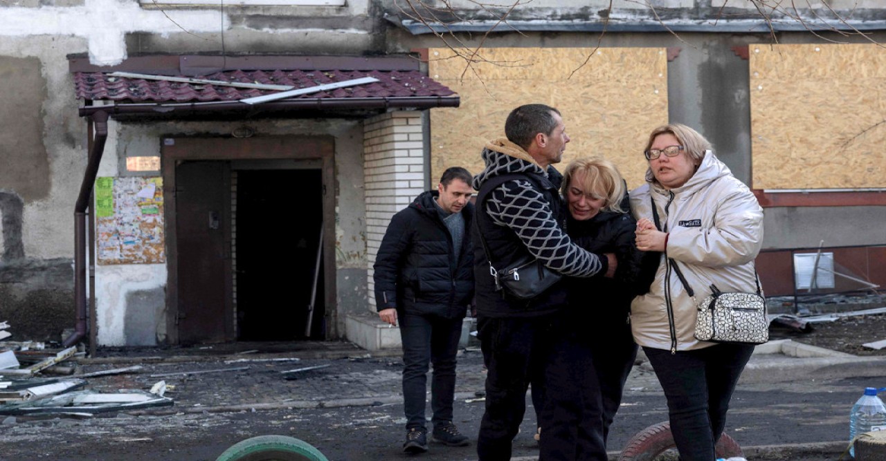 ইউক্রেনে রুশ হামলায় নিহত ১৪, আরো নিষেধাজ্ঞা চান জেলেনস্কি