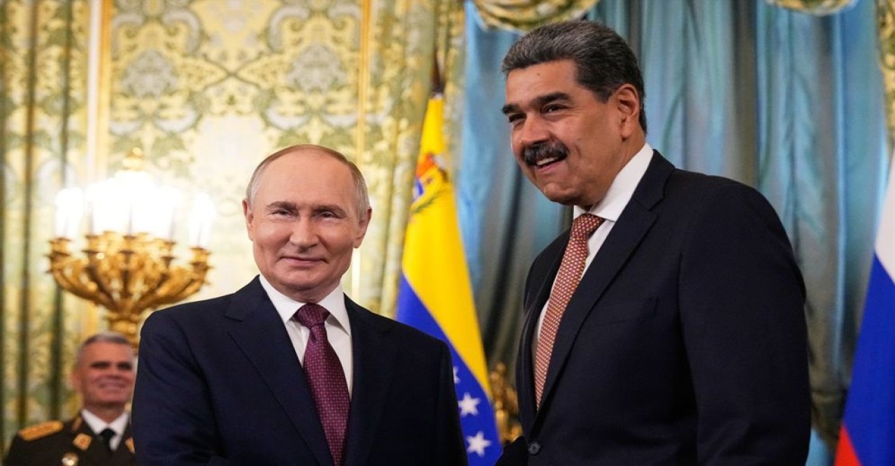 যুক্তরাষ্ট্রের চাপের মধ্যেই মাদুরোর পাশে দাঁড়ালেন পুতিন