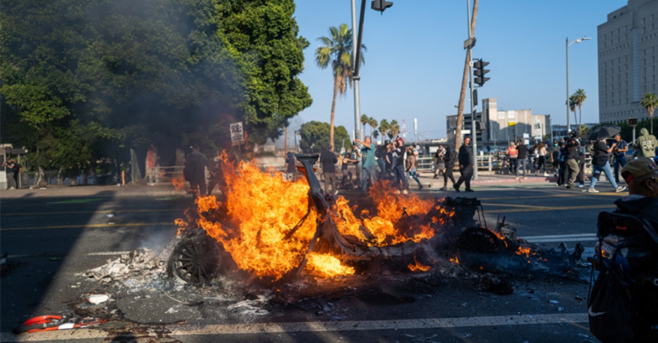 ‘অবৈধ অভিবাসীদের’ ধরপাকড় লস অ্যাঞ্জেলেসে সংঘর্ষ গড়ালো তৃতীয় দিনে