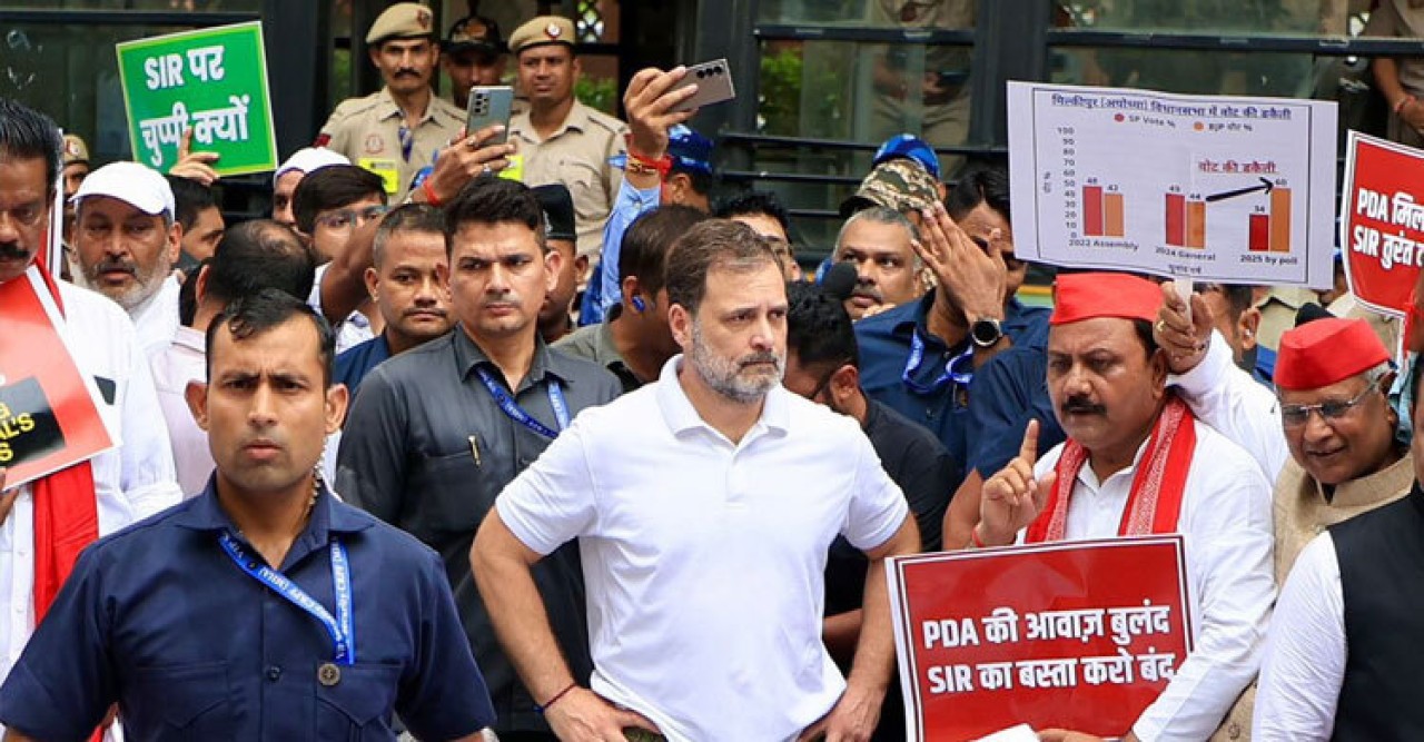 দুই ঘণ্টা পর ছাড়া পেলেন রাহুল-প্রিয়াঙ্কাসহ ৩০ এমপি