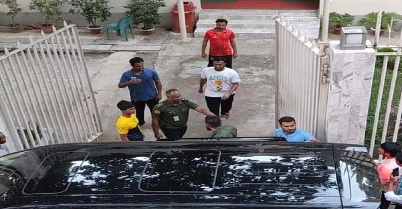 হঠাৎ কেন দেশে সাকিব