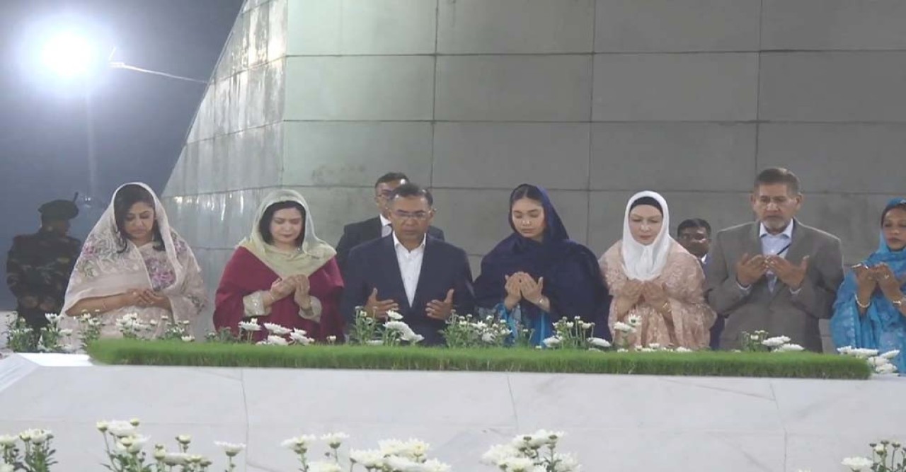 শপথগ্রহণ করেই বাবা-মায়ের কবর জিয়ারতে নতুন প্রধানমন্ত্রী