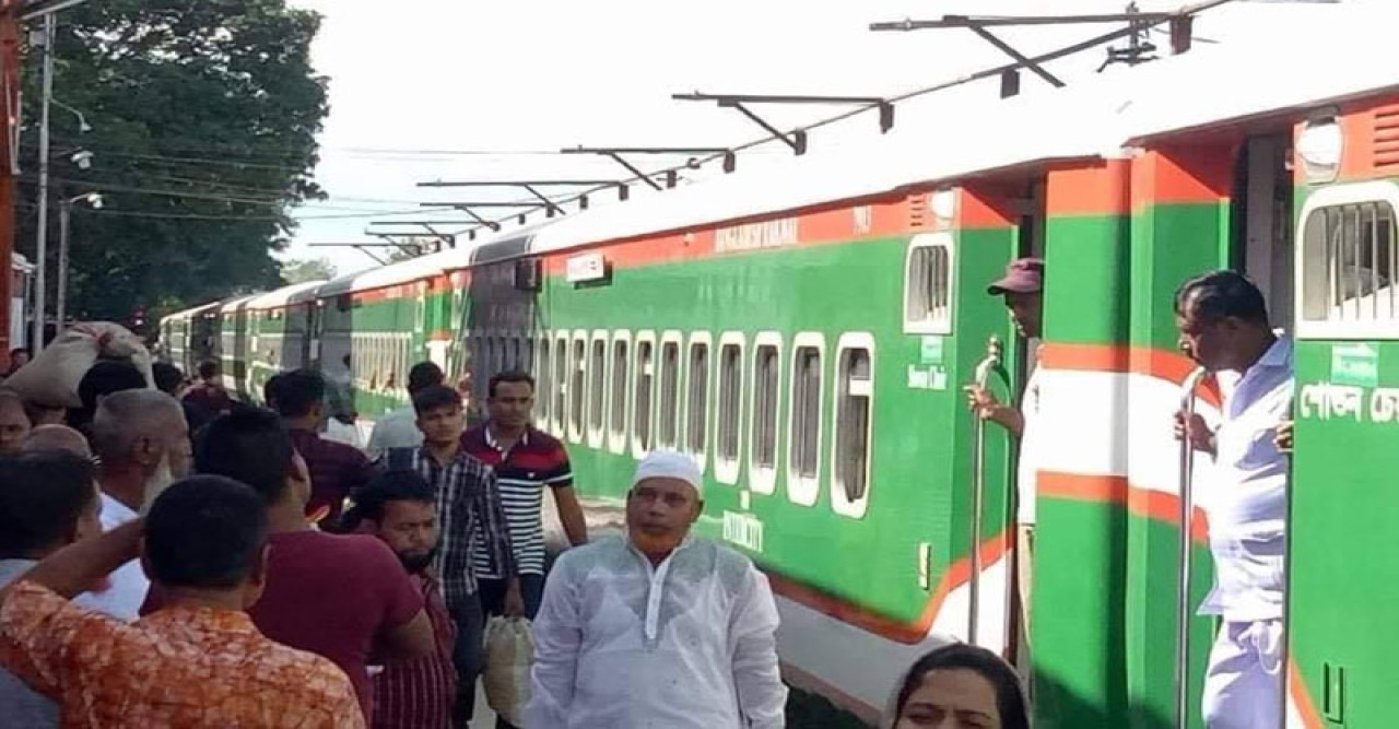 ঠাকুরগাঁওয়ে রেলযাত্রীদের দূর্ভোগ