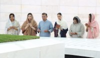 বাবা-মায়ের কবর জিয়ারত করলেন প্রধানমন্ত্রী