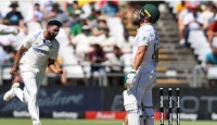 একদিনে ২৩ উইকেটের পতন কেপ টাউনে পেস আগুণে পুড়ছেন ব্যাটাররা