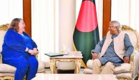 প্রধান উপদেষ্টার সঙ্গে মার্কিন চার্জ দ্য অ্যাফেয়ার্সের সাক্ষাৎ