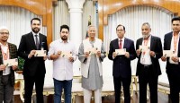 বিজয় দিবসের স্মারক ডাকটিকিট অবমুক্ত করলেন প্রধান উপদেষ্টা