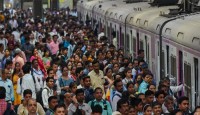 ট্রেনে উপচে পড়া ভিড় কমাতে যে পদক্ষেপ নিচ্ছে মুম্বাই