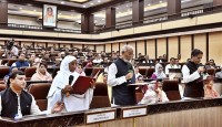 মায়ের শপথ অনুষ্ঠানে ছেলে জাহাঙ্গীর