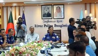 জাহাজ পার্কিংয়ের কারণে ফতুল্লায় লঞ্চ চলাচল ক্ষতিগ্রস্ত হয়