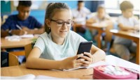 স্কুলে স্মার্টফোন নিষিদ্ধের প্রস্তাব ইউনেস্কোর