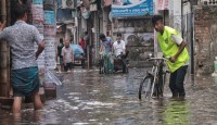বৃষ্টিতে ডুবেছে ঢাকার সড়ক-অলিগলি