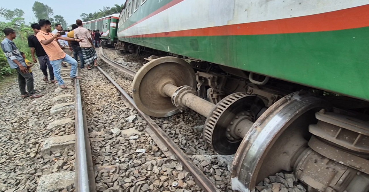 নীলসাগর এক্সপ্রেস লাইনচ্যুত, যাত্রীদের জন্য আপাতত বিকল্প ট্রেন