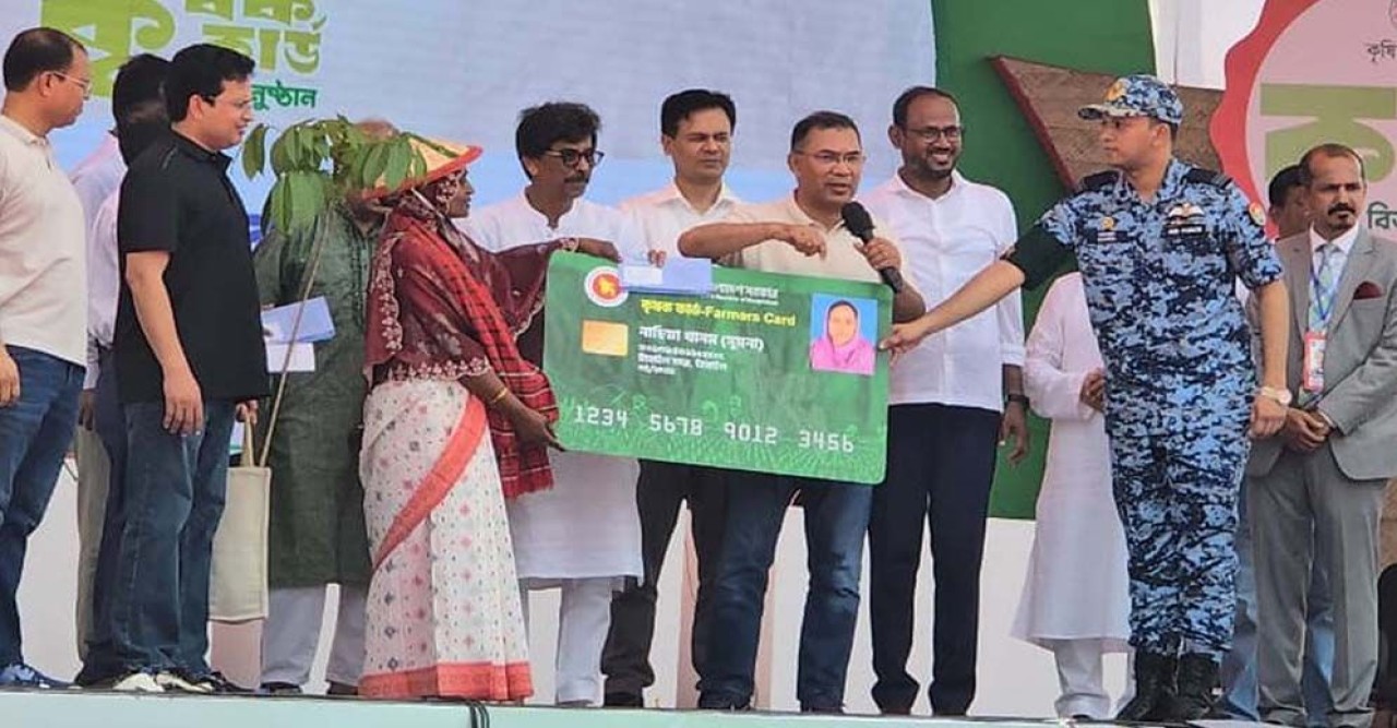 প্রধানমন্ত্রীর হাত থেকে কার্ড পেয়ে উচ্ছ্বসিত কৃষক-কৃষাণী