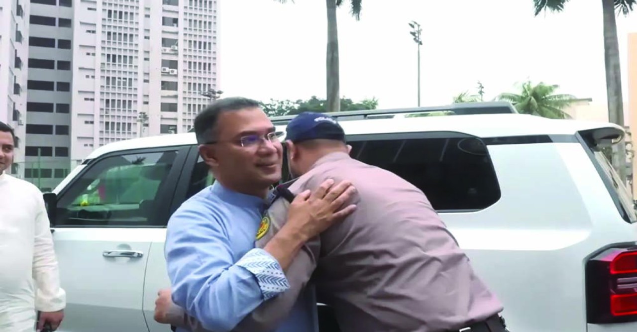 পুলিশ সার্জেন্টের সঙ্গে কোলাকুলি, প্রশংসায় ভাসছেন প্রধানমন্ত্রী