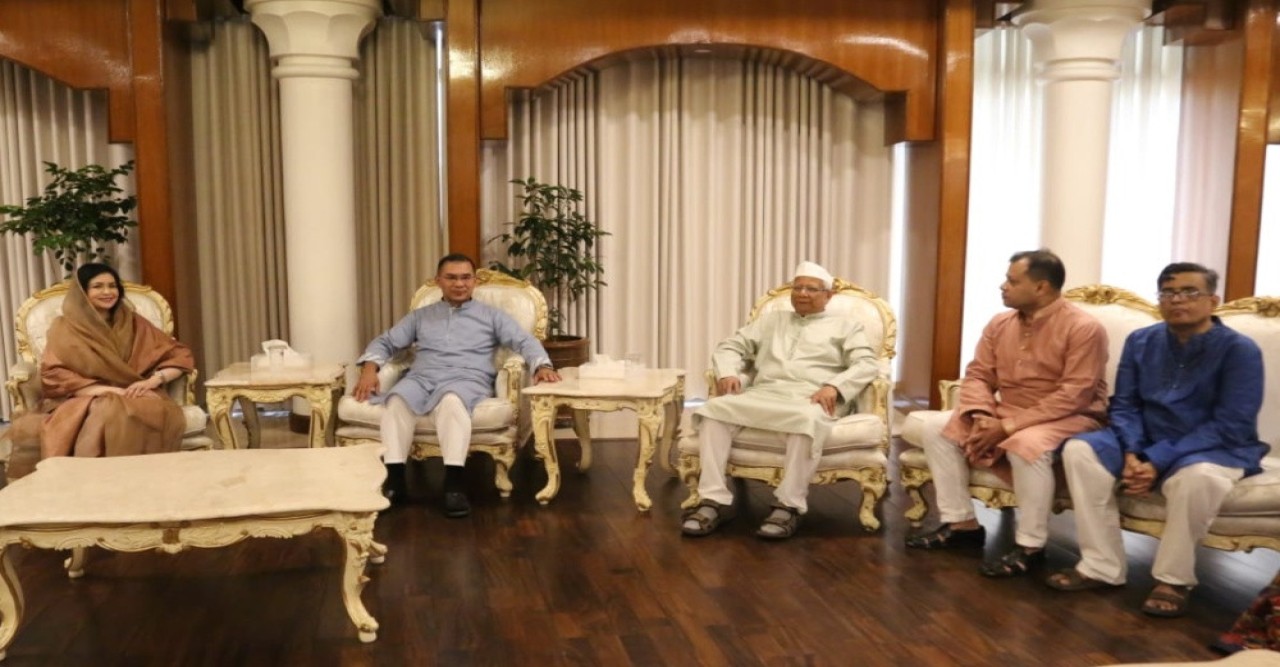 প্রধানমন্ত্রীর সঙ্গে ঈদের শুভেচ্ছা বিনিময় করলেন ড. ইউনূস