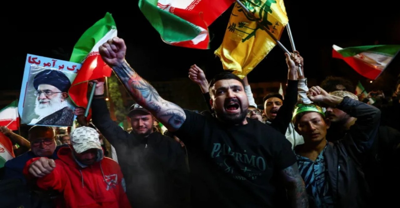 যুদ্ধবিরতি ঘোষণার খবরে ইরানীরা ক্ষুব্ধ