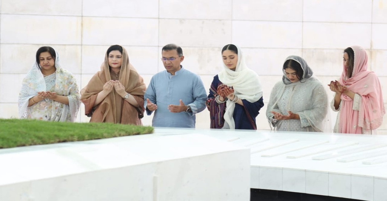বাবা-মায়ের কবর জিয়ারত করলেন প্রধানমন্ত্রী