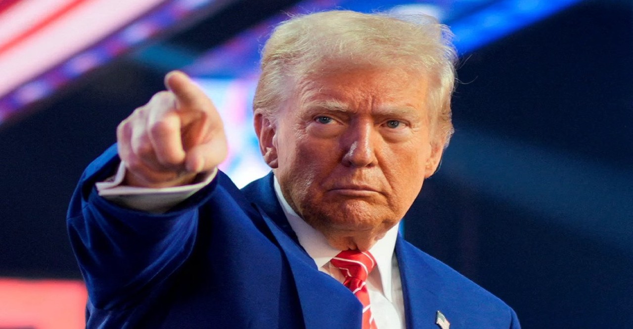 হরমুজ প্রণালি দিয়ে জাহাজ চলাচলে ‘অবরোধের’ ঘোষণা ট্রাম্পের