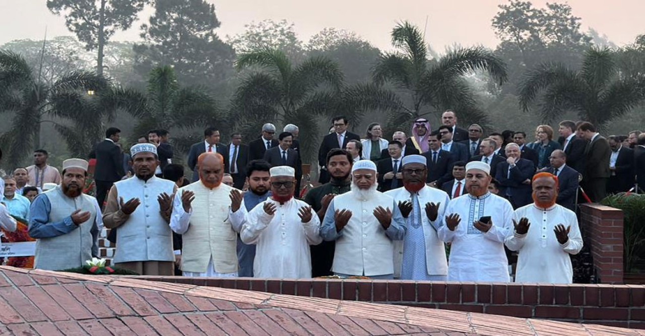 স্বাধীনতা দিবসে স্মৃতিসৌধে বিরোধীদলীয় নেতার শ্রদ্ধা