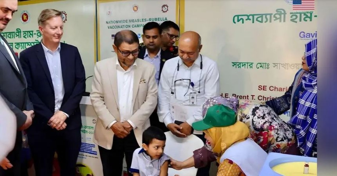 সরেজমিনে হাম-রুবেলা টিকাদান কর্মসূচি দে‌খে‌ছেন মার্কিন বি‌শেষ দূত