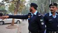 নাগরিকদের গাড়িতে উঠতে পারবে না পাকিস্তান পুলিশ