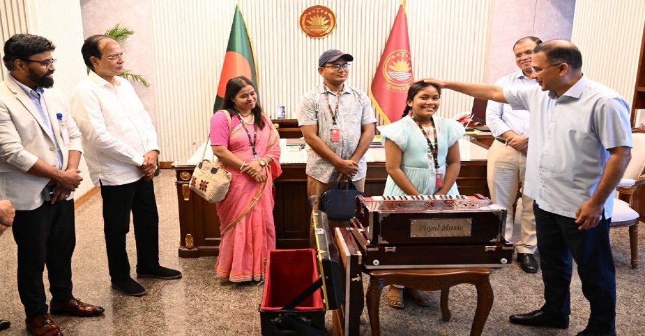 প্রধানমন্ত্রীর সঙ্গে সাক্ষাতে খুদে শিল্পী অনুশ্রী রায়ের স্বপ্নপূরণ