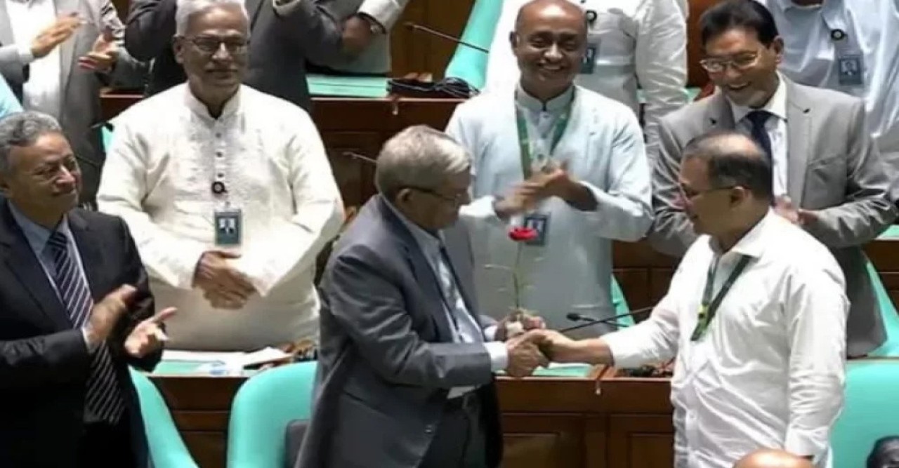 নবনির্বাচিত রাষ্ট্রপতি মির্জা ফখরুলকে লাল গোলাপ শুভেচ্ছা জানালেন প্রধানমন্ত্রী