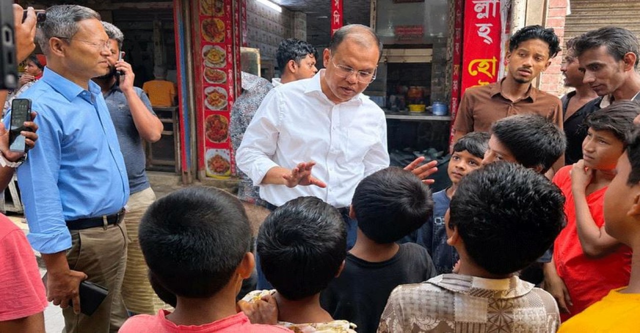 প্রধানমন্ত্রীর গাড়ি দেখলেই সালাম দিতেন, খোঁজ নিয়ে তাদের খাওয়ানো হলো দুপুরের খাবার