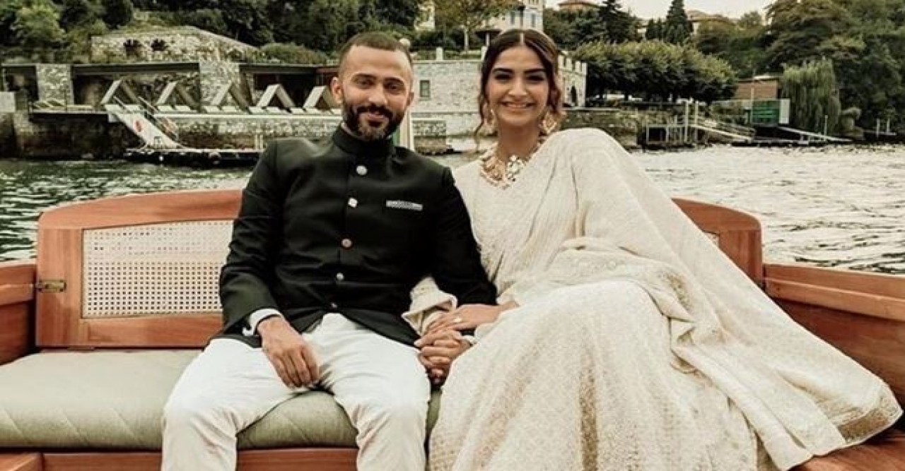 লন্ডনে পরিচারকদের জন্য ফ্ল্যাট কিনে বিতর্কে সোনম ও তার স্বামী