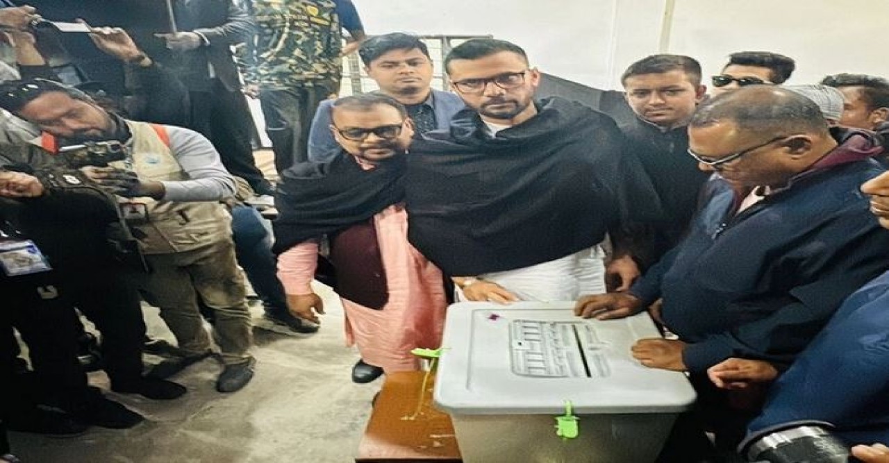 নিজের ভোট দিলেন মাশরাফিও