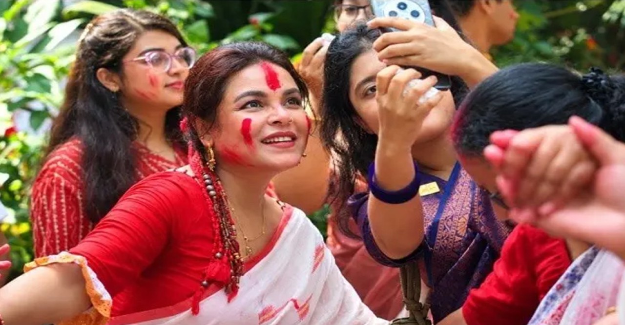 ঢাকেশ্বরী মন্দিরে সিঁদুর খেলায় মেতেছেন শাওন