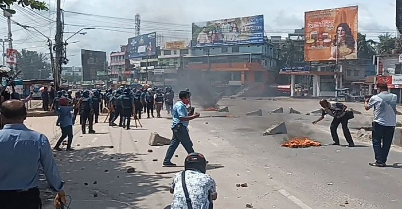 বরিশালে শিক্ষার্থীদের সঙ্গে পুলিশের সংঘর্ষ