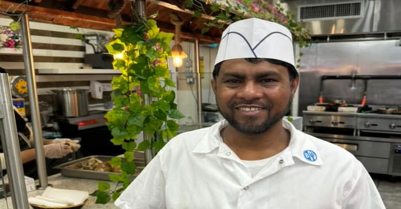 নিউইয়র্কের খলিল বিরিয়ানী: এক ছাঁদের নীচে বসে উপভোগ করুন ঝালমুড়ি, শীতের পিঠাসহ বাংলাদেশী এবং চাইনিজ খাবারের স্বাদ