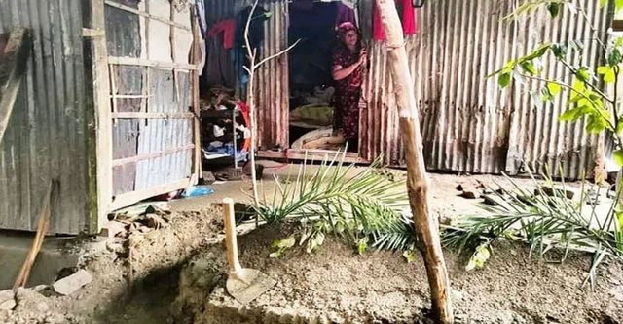 কবরস্থানে জায়গা না পেয়ে ঘরের মেঝেতে মায়ের দাফন